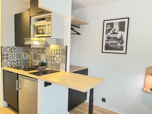 une cuisine avec un comptoir en bois dans une pièce dans l'établissement King Kong Suit in New York Style, à Noisy-le-Grand