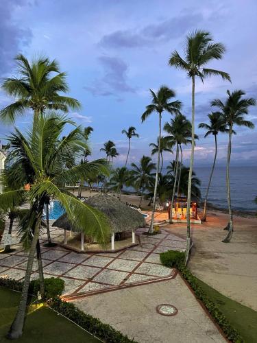 a view of a resort with palm trees and the ocean at Vista paraiso in La Puntica de Juan Dolio