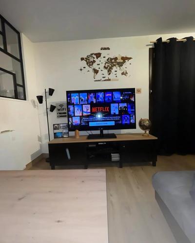 - un ordinateur installé sur un bureau dans l'établissement Greenloft La tonnelle, à Annecy