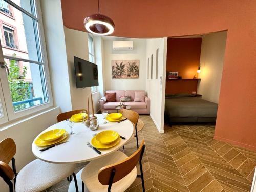 Postel nebo postele na pokoji v ubytování Lumiere - Chic cocoon au coeur de lyon