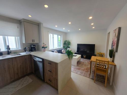 Η κουζίνα ή μικρή κουζίνα στο JstLikeHome - Serenity Suites & Guesthouse