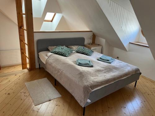 a bedroom with a bed with two dishes on it at Top Lage Krems - 100m2 - 2 Schlafzimmer mit Garage in Krems an der Donau