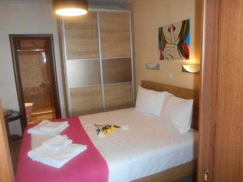 Ein Bett oder Betten in einem Zimmer der Unterkunft Olympic Hotel