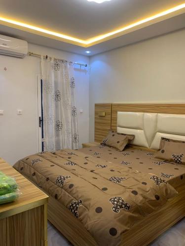 a bedroom with a large bed in a room at Beau-Séjour in Dogar