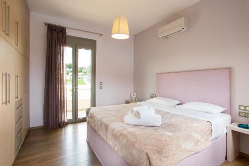 Ένα ή περισσότερα κρεβάτια σε δωμάτιο στο Deluxe Villa Ianthos - Outdoor Hot Tub & Kids Pool