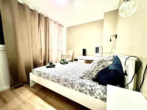 une chambre avec un lit avec des chaussures dessus dans l'établissement Large - Paris, DisneyLand, Villepinte Expo, CDG, à Sevran