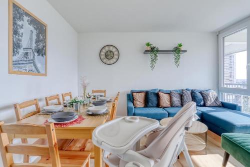 un salon avec une table et un canapé bleu dans l'établissement Large-Paris, CDG, Villepinte Expo, Disney, Asterix, à Sevran