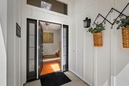 Ένα ή περισσότερα κρεβάτια σε δωμάτιο στο 3974 Carmel Unwind home