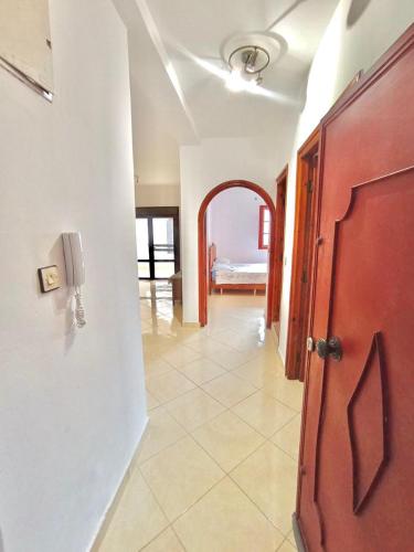 einen Flur mit einem Zimmer mit einem Bett und einer Tür in der Unterkunft خليل in Oulad Akkou
