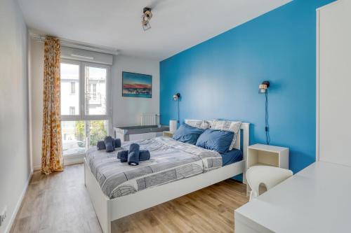 - une chambre bleue avec un lit aux murs bleus dans l'établissement New - Paris, CDG, Villepinte Expo, Disney, Astérix, à Sevran