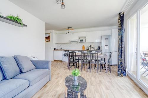 un salon avec un canapé et une table dans l'établissement New - Paris, CDG, Villepinte Expo, Disney, Astérix, à Sevran