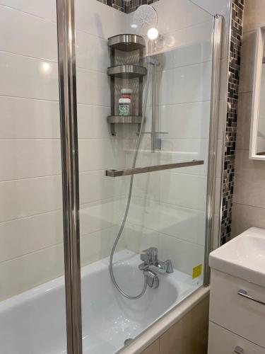 une douche dans une salle de bain avec un lavabo dans l'établissement New - Paris, CDG, Villepinte Expo, Disney, Astérix, à Sevran