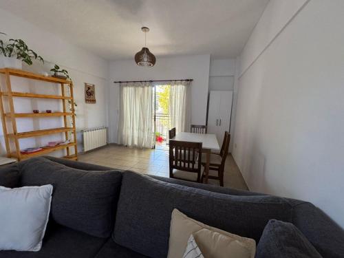 Posezení v ubytování Cálido y luminoso departamento