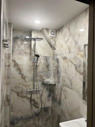 une salle de bain avec douche et lavabo dans l'établissement Big House - Paris, ExpoParc, CDG, Astérix, Disney, à Aulnay-sous-Bois