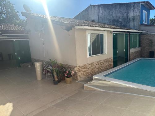 Πισίνα στο ή κοντά στο Casa em Cabo Frio - piscina e churrasqueira, 02 quartos