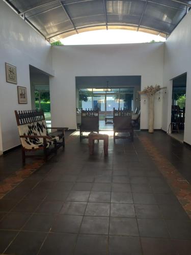 a hallway with chairs and a table in a building at Casablanca de Sirivana in Yopal