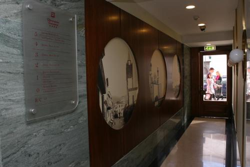 um sinal na parede de um corredor com espelhos em Hotel Catedral no Funchal