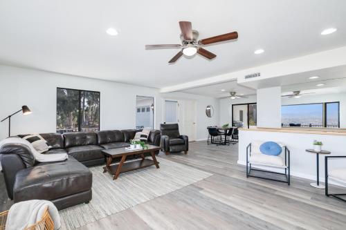 Телевизор и/или развлекательный центр в Mountain View 6BR Pool, Spa and Games Room