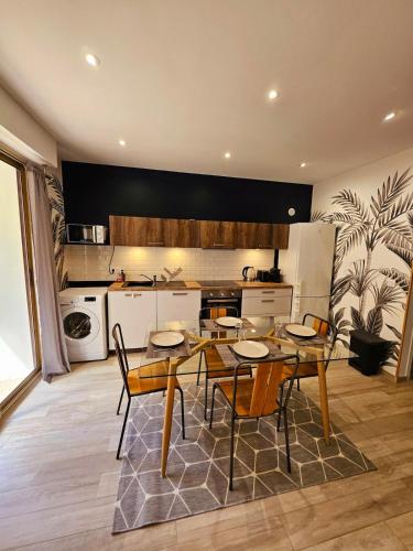 une salle à manger avec une table et des chaises dans une cuisine dans l'établissement T2 avec balcon - Rue Royale 5min du Lac, à Annecy