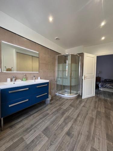 une salle de bain avec deux lavabos et un miroir dans l'établissement Bim Katele, à La Celle-sous-Gouzon