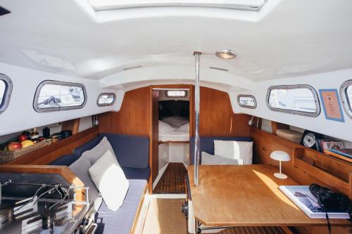 Et opholdsområde på Life On Board in a Vintage Sailboat