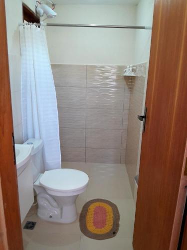 a bathroom with a toilet and a shower at Loft Bourbon - Ideal para casais, família e trabalho in Itanhandu