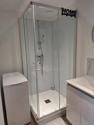 une douche avec une porte vitrée dans une salle de bain dans l'établissement Notre Dame 5 - Vue privilégiée sur la Loire - Hypercentre - 2 chambres, à Orléans