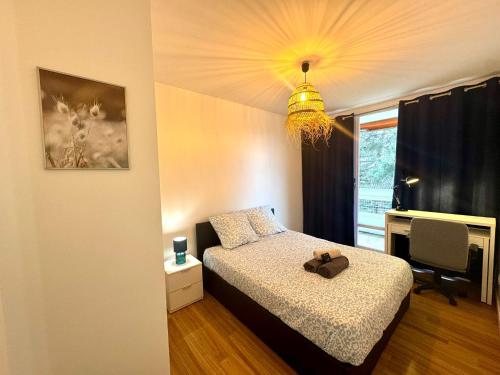 une chambre avec un lit avec un animal en peluche dessus dans l'établissement T5 balcony Parking 10 min Eurexpo -Stade-ldlc, à Bron