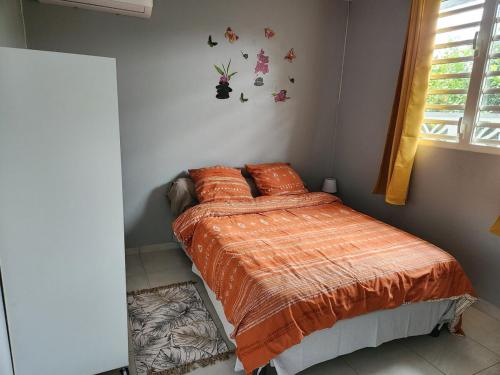 Postel nebo postele na pokoji v ubytování L'orchidée de kinabalu