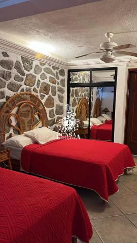 Una cama o camas en una habitación de Casa Esperanza Acapulco