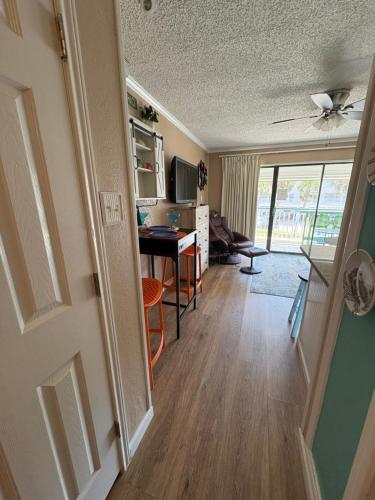 Un pasillo de una sala de estar con un escritorio y una computadora. en Seawall Breeze One bedroom Condo in Galveston, en Galveston