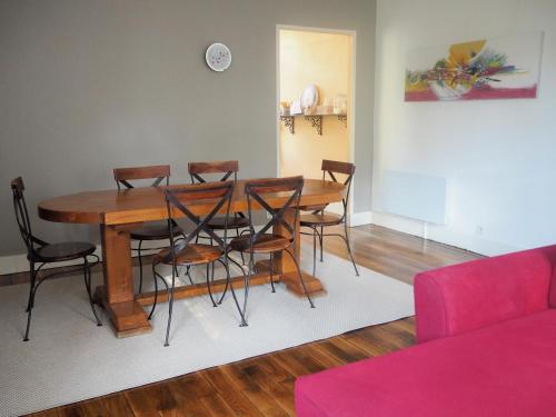 une salle à manger avec une table et des chaises en bois dans l'établissement Pyrénées - Le Nid d'Ax, à Ax-les-Thermes