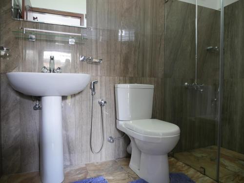 A bathroom at Ocean View tourist guest house at Negombo beach