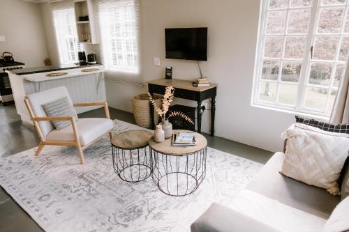 un soggiorno con due sedie e un tavolo di Platteland Cottage a Clarens