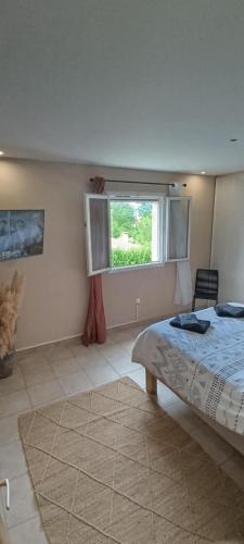 une chambre avec un lit et une fenêtre dans l'établissement villa Lucciana, à Lucciana