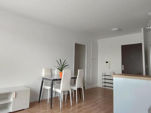 une cuisine et une salle à manger avec une table et des chaises dans l'établissement 休闲之旅, à Aulnay-sous-Bois