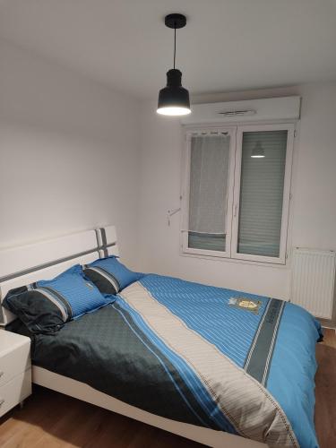 un lit dans une chambre avec une fenêtre dans l'établissement 休闲之旅, à Aulnay-sous-Bois