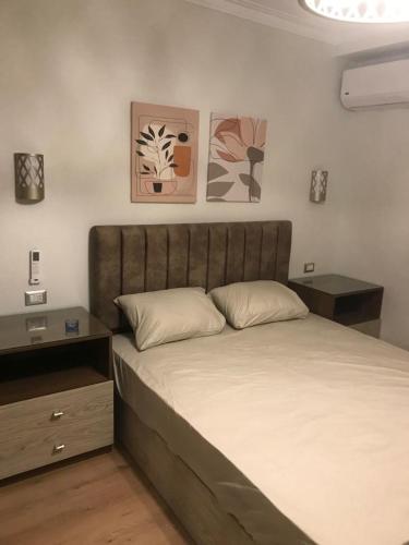 Una cama o camas en una habitación de مدينتي