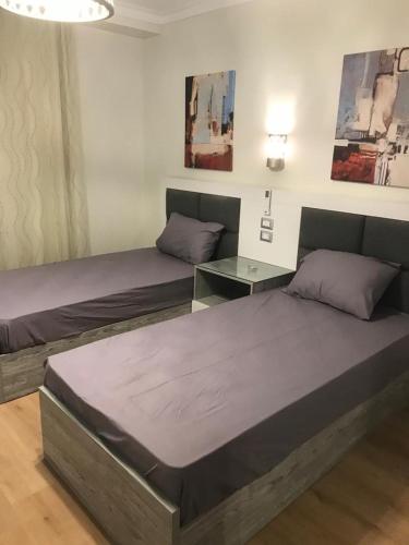 Una cama o camas en una habitación de مدينتي