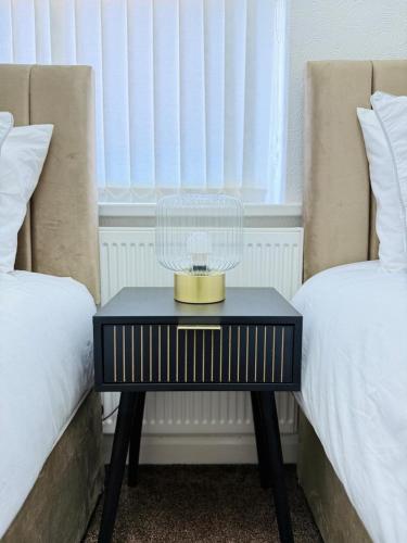 Una cama o camas en una habitación de NEW refurbished Luxurious home with great transport links