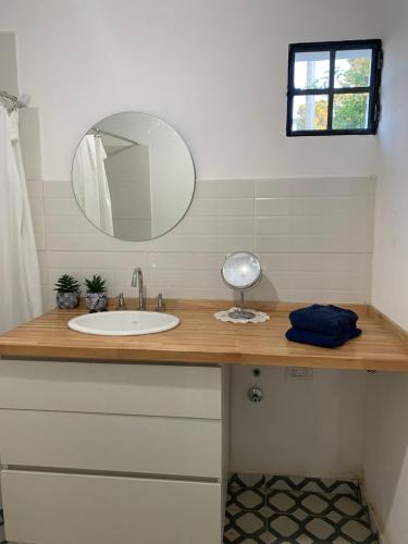 un bancone del bagno con lavandino e specchio di San Alfonso a Córdoba