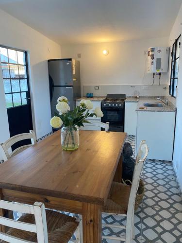 una cucina con tavolo in legno e fiori di San Alfonso a Córdoba