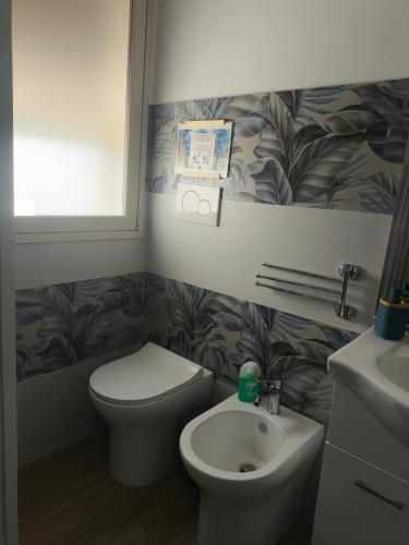 a bathroom with a toilet and a sink at Blue Flowers Room in Scordia