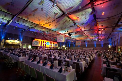 a large banquet hall with tables and chairs at Congress Hotel am Stadtpark in Hannover