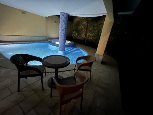 uma piscina com mesa e cadeiras e uma fonte em Duplex for rent in Choueifat, Fifth Settlement em Cairo