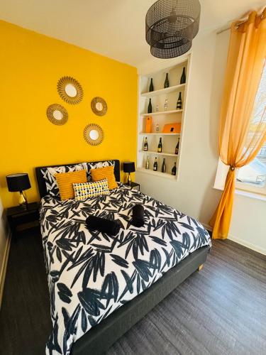- une chambre avec un lit et un mur jaune dans l'établissement Pétille en champagne - 1 chambre - Terrasse, à Épernay