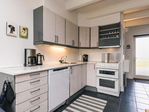 Η κουζίνα ή μικρή κουζίνα στο 6 person holiday home in Hadsund