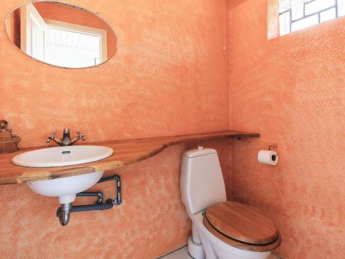 Ένα μπάνιο στο 5 person holiday home in Kerteminde