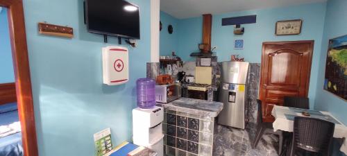 プエルト・バケリソ・モレノにあるCasa Cypress - Acogedor Departamento Vacacionalの壁に家電製品が並ぶ部屋