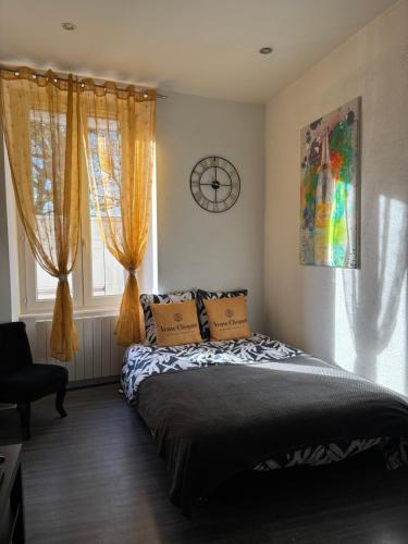 Postel nebo postele na pokoji v ubytování Pétille en champagne - 1 chambre - Terrasse